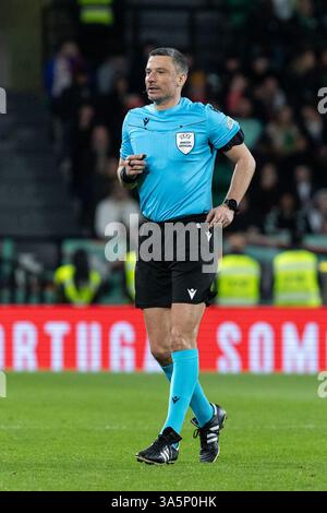 März 2025. Lissabon, Portugal. Schiedsrichter des Spiels von Slowenien Slavko Vincic in Aktion während des 2. Leg des Viertelfinals der UEFA Nations League, Portugal gegen Dänemark Credit: Alexandre de Sousa/Alamy Live News Stockfoto