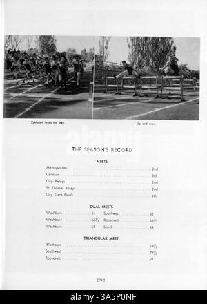 Diese Ausgabe des Wahian Yearbook von der Washburn High School aus dem Jahr 1953 bietet eine Momentaufnahme des Schullebens mit Schwerpunkt auf Schülern, Dozenten, Clubs und sportlichen Veranstaltungen aus dem Schuljahr 1952-1953. Stockfoto