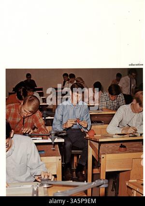 Das Jahrbuch „Echowan“ von der St. Louis Park High School 1968 zeigt die Schüler, Vereine, Leichtathletik, Dozenten und Schulveranstaltungen aus dem Schuljahr 1967-1968. Stockfoto