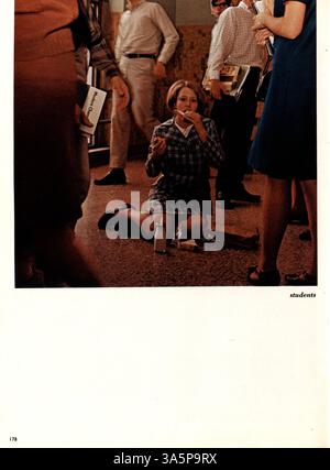 Diese Ausgabe des Echowan Jahrbuchs 1968 von der St. Louis Park High School spiegelt die Höhepunkte der Schüleraktivitäten, der Beiträge der Lehrkräfte und der sportlichen Veranstaltungen während des Schuljahres 1967-1968 wider. Stockfoto
