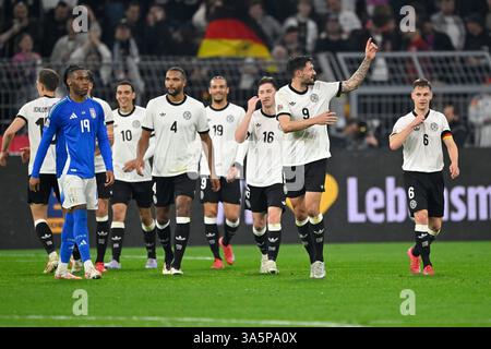 Dortmund, Deutschland. März 2025. Tim Kleindienst (2. R) aus Deutschland feiert das Torspiel im Viertelfinale der UEFA Nations League zwischen Deutschland und Italien am 23. März 2025 in Dortmund. Quelle: Ulrich Hufnagel/Xinhua/Alamy Live News Stockfoto