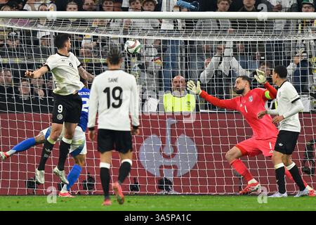 Dortmund, Deutschland. März 2025. Tim Kleindienst (1. L) aus Deutschland trifft beim Viertelfinale der UEFA Nations League am 23. März 2025 in Dortmund. Quelle: Ulrich Hufnagel/Xinhua/Alamy Live News Stockfoto