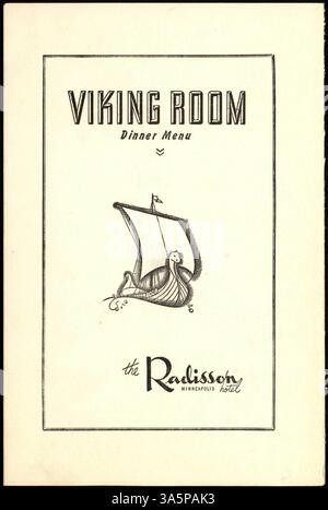 Ein zweifach gefaltetes Abendmenü aus dem Wikingerzimmer mit einer Illustration eines Wikingerschiffes auf dem Cover. Es umfasst Vorspeisen, Hauptgerichte, Diätoptionen, Desserts, Meeresfrüchte, Broilerartikel und Getränke. Dieses Menü ist von einem Montag im Jahr 1957. Stockfoto