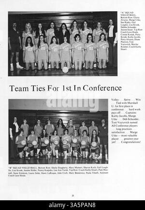 Das Villager Jahrbuch 1975 der St. Anthony Village High School behandelt die Veranstaltungen, Leichtathletik und Studentenaktivitäten, die das akademische Jahr 1974-1975 geprägt haben. Stockfoto