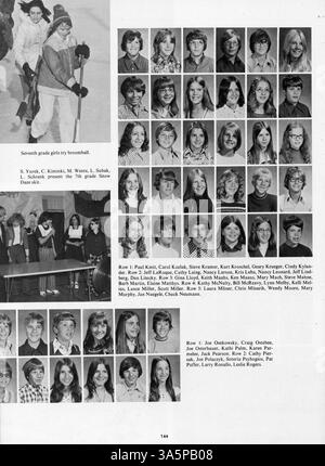 Das Jahrbuch „Villager“ 1975 der St. Anthony Village High School dokumentiert die Leistungen der Schüler, Lehrkräfte, Vereine, Leichtathletik und Veranstaltungen aus dem Schuljahr 1974-1975. Stockfoto