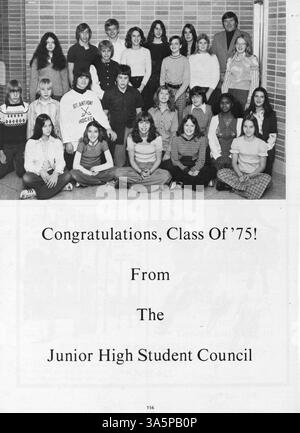 Dieses Jahrbuch „Villager“ 1975 der St. Anthony Village High School enthält Fotos von Studenten, Lehrkräften, Sportarten, Clubs und wichtigen Veranstaltungen aus dem akademischen Jahr 1974-1975. Stockfoto