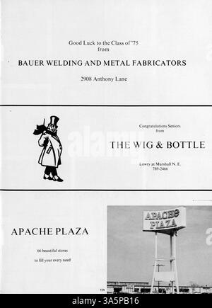 Das Jahrbuch „Villager“ 1975 der St. Anthony Village High School beleuchtet die Leistungen der Schüler, Sportmannschaften, Vereine und Veranstaltungen aus dem akademischen Jahr 1974-1975. Stockfoto