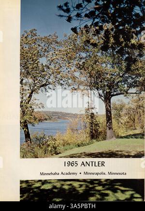Das Jahrbuch „Antler“ 1965 der Minnehaha Academy dokumentiert die Erfahrungen in der Highschool, darunter Schüler, Lehrer, Vereine, Leichtathletik, und wichtige Ereignisse des akademischen Jahres 1964-1965. Stockfoto