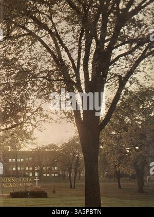 Die Ausgabe 1965 des Minnehaha Academy Yearbook, „Antler“, zeigt das Leben der Schüler, akademische Leistungen, Sport, Vereine und bedeutende Schulveranstaltungen aus dem Schuljahr 1964-1965. Stockfoto