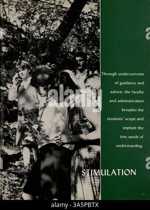 Die Ausgabe 1965 des Minnehaha Academy Yearbook, „Antler“, dokumentiert das Leben der Schüler, Lehrerprofile, außerschulische Aktivitäten, sportliche Veranstaltungen und bedeutende Ereignisse aus dem Schuljahr 1964-1965. Stockfoto