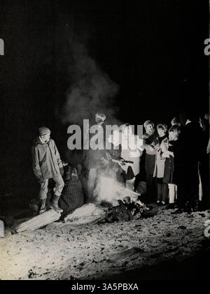 Das Jahrbuch „Antler“ 1965 von der Minnehaha Academy beleuchtet die wichtigsten Aspekte des Studierendenlebens, der Lehrkräfte, der Leichtathletik, der Vereine und wichtiger Schulveranstaltungen des akademischen Jahres 1964-1965. Stockfoto