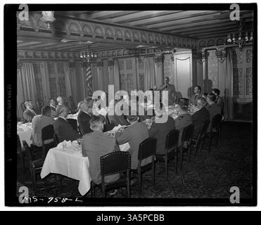 Konteradmiral Joel T. Boone spricht bei einem Mittagessen für die Medical Survey Group, das von der Coal Operators Association in Kansas City, Missouri, veranstaltet wird. Stockfoto