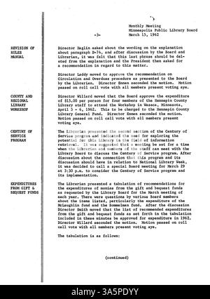 Protokoll der Sitzungen des Verwaltungsrats der Minneapolis Public Library im Jahr 1962, in dem die operativen Entscheidungen und die Leitung der Bibliothek widergespiegelt werden. Stockfoto