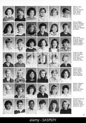 Das Jahrbuch der Hopkins North Junior High 1987 deckt das Schuljahr 1986-1987 ab und zeigt das Leben der Schüler, die Leichtathletik, die Akademiker und außerschulische Aktivitäten. Stockfoto