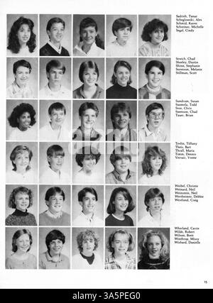 In diesem Jahrbuch der Hopkins North Junior High von 1987 werden Schülerleben, Leichtathletik, Akademiker und außerschulische Aktivitäten aus dem Schuljahr 1986-1987 vorgestellt. Stockfoto