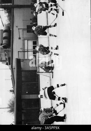Das Mustang Yearbook 1968 dokumentiert wichtige Momente im Schülerleben, in der Leichtathletik, in Clubs und in großen Schulveranstaltungen während des akademischen Jahres 1967-1968 der Breck School. Stockfoto