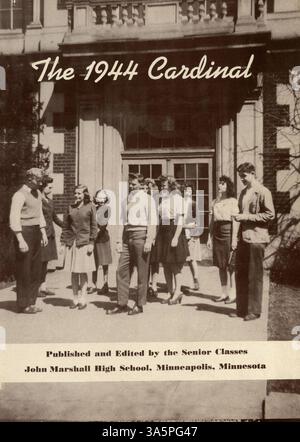 Dieses Jahrbuch der High School, „Cardinal“ von 1944, fasst die Höhepunkte des akademischen Jahres 1943-1944 der Marshall High School zusammen, darunter Schüler, Lehrer, Vereine und sportliche Leistungen. Stockfoto