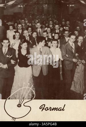 Die 1944 erschienene Ausgabe des Jahrbuchs „Cardinal“ der Marshall High School erfasst die Schüler, Lehrer, Vereine, Leichtathletik und die wichtigsten Ereignisse des akademischen Jahres 1943-1944 in Minneapolis. Stockfoto