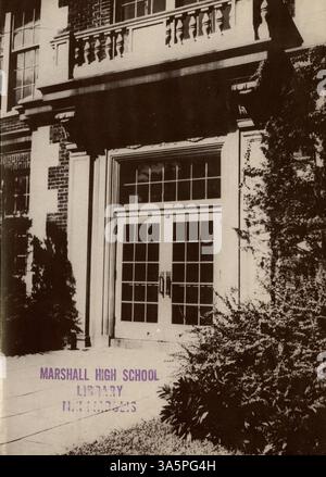 Diese Ausgabe 1944 des Marshall High School Jahrbuchs „Cardinal“ dokumentiert das akademische Jahr 1943-1944 und hebt Schüler, Lehrer, Vereine und sportliche Veranstaltungen hervor. Stockfoto