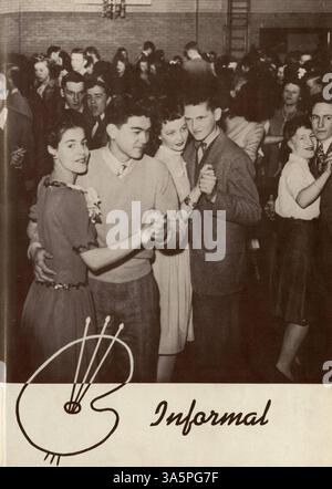 Dieses Jahrbuch „Cardinal“ 1944 erfasst das Leben der Schüler an der Marshall High School und dokumentiert sportliche Leistungen, Schulclubs und wichtige Ereignisse aus dem Schuljahr 1943-1944. Stockfoto