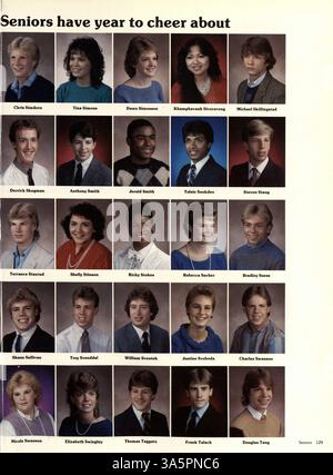 Dieses 1986 Sagamore Jahrbuch der Roosevelt High School zeigt die akademischen, sportlichen und außerschulischen Höhepunkte des Jahres. Stockfoto