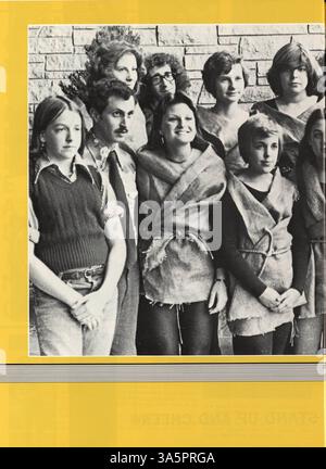 Dieses Mustang Jahrbuch von der Breck School 1976 beleuchtet die akademischen und außerschulischen Leistungen der Schüler im Schuljahr 1975-1976, einschließlich Leichtathletik und Vereinen. Stockfoto