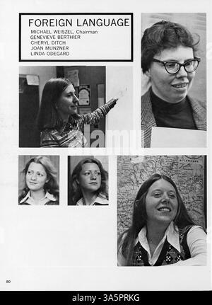 Dieses Breck Jahrbuch 1976 zeigt die Leistungen der Highschool, einschließlich akademischer Auszeichnungen, Leichtathletik und Vereinsaktivitäten, und dokumentiert die wichtigsten Momente des Schuljahres 1975-1976. Stockfoto