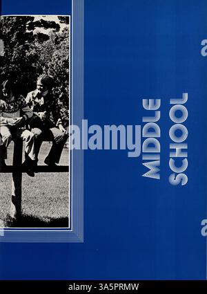 Im Mustang Jahrbuch 1976 werden Schüler-, Lehrer- und Sportleistungen der Breck School während des Schuljahres 1975-1976 sowie Vereins- und Veranstaltungsunterlagen vorgestellt. Stockfoto