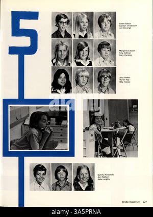 Dieses Jahrbuch 1976 der Breck School dokumentiert die Schüler, Lehrer, Leichtathletik, Vereine und Veranstaltungen, die das akademische Jahr 1975-1976 prägten. Stockfoto