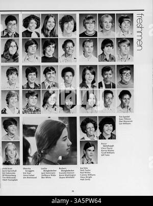 Dieses Collage-Jahrbuch 1975 der Marshall University dokumentiert Studenten, Dozenten, Leichtathletik, Vereine und wichtige Veranstaltungen aus dem akademischen Jahr 1974-1975. Stockfoto
