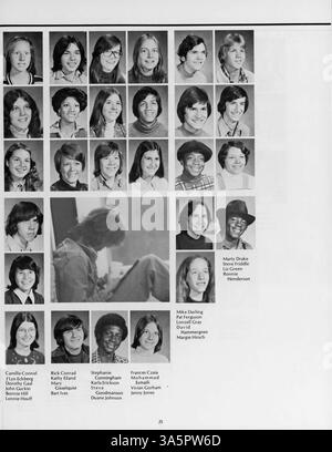 Dieses Collage-Jahrbuch 1975 der Marshall University erfasst die Erfahrungen von Schülern, Lehrern, Leichtathletik, Clubs und Veranstaltungen während des Schuljahres 1974-1975. Stockfoto