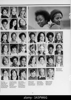 Das Collage Jahrbuch 1975 der Marshall University beleuchtet die Studenten, Lehrkräfte, Leichtathletik, Vereine und Veranstaltungen des Schuljahres 1974-1975. Stockfoto