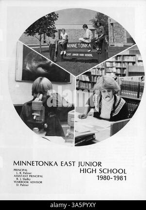 Das Minnetonka East Junior High Yearbook 1981 hält Momente aus dem Schuljahr fest, darunter Sport, Vereine und akademische Aktivitäten. Stockfoto