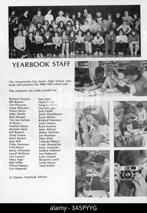 Ein Einblick in das Schuljahr 1980-1981 an der Minnetonka East Junior High mit seinem Jahrbuch, das Schüler, Veranstaltungen und außerschulische Aktivitäten umfasst. Stockfoto