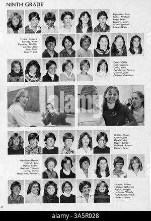 Dieses Jahrbuch 1981 von Minnetonka East Jr. High bietet eine Momentaufnahme des Schuljahres mit Schülerporträts, sportlichen Highlights und verschiedenen Clubaktivitäten. Stockfoto