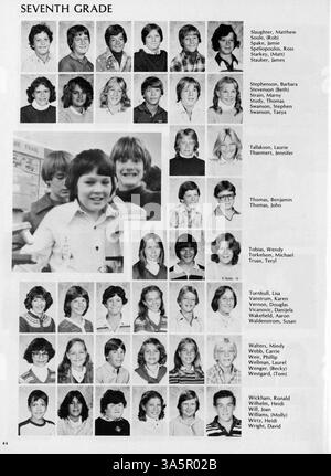 Das 1981 Minnetonka East Jr. High Yearbook erfasst die Aktivitäten, Schüler, Lehrer, Vereine und sportliche Veranstaltungen des Schuljahres 1980-1981. Stockfoto