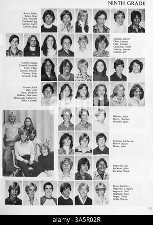 Das 1981 Minnetonka East Jr. High Yearbook enthält Highlights des Schuljahres, wie Sportwettbewerbe, Schulclubs und Veranstaltungen im Schülerleben. Stockfoto
