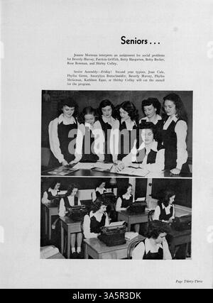 Dieses Jahrbuch von Paduan 1947 der St. Anthony High School dokumentiert die Schüler, Lehrkräfte, Leichtathletik, Vereine und die großen Schulveranstaltungen aus dem akademischen Jahr 1946-1947. Stockfoto