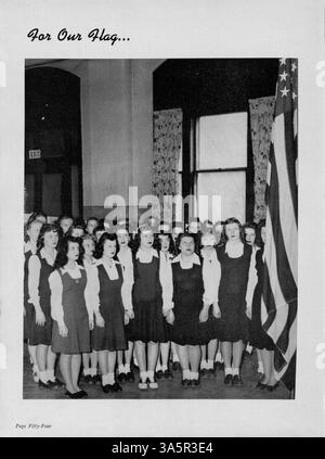 Diese Ausgabe des Paduanischen Jahrbuchs von der St. Anthony High School aus dem Jahr 1947 zeigt die Schüler, Lehrer, Vereine, Leichtathletik und die wichtigsten Veranstaltungen des Schuljahres 1946-1947. Stockfoto