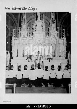 Das Paduanische Jahrbuch 1947 der St. Anthony High School beleuchtet die Erfolge, Vereine, Leichtathletik und bemerkenswerte Ereignisse des Schuljahres 1946-1947. Stockfoto