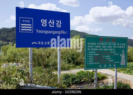 Muan County, Südkorea - 25. September 2020: Ein blaues Schild, das den Yeongsan River (Yeongsangang) markiert, steht entlang des Yeongsangang Bike Path, Adpan Stockfoto