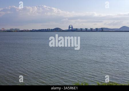 Muan County, Südkorea - 25. September 2020: Blick auf die Yeongsan River Estuary Bank, eine 4,35 Kilometer lange Dammmauer, die zur Verhinderung von Salzwasser errichtet wurde Stockfoto