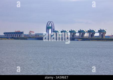 Muan County, Südkorea - 25. September 2020: Die Yeongsan River Estuary Bank mit ihren Entwässerungstoren und dem markanten Landmark Tower, entworfen für die Zeit Stockfoto