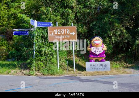 Muan County, Südkorea – 25. September 2020: Neben den Richtungsschildern für den ersten VI-Fluss des Yeongsan River steht eine lebendige Statue eines fröhlichen Charakters Stockfoto