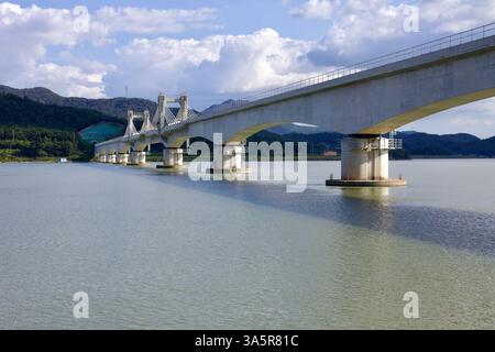 Muan County, Südkorea - 25. September 2020: Eine moderne Brücke mit komplizierten Stützstrukturen erstreckt sich über den Yeongsangang River und verbindet die Stadt Stockfoto