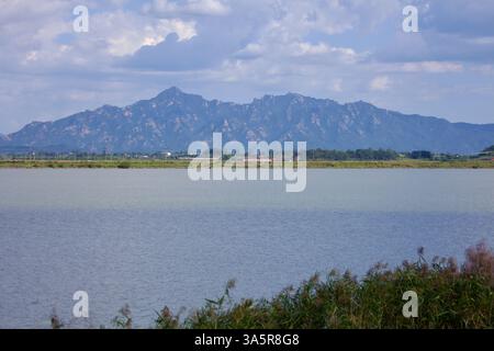 Muan County, Südkorea - 25. September 2020: Der ha-eunjeoksan Mountain erhebt sich in der Ferne jenseits der ruhigen Gewässer des Yeongsangang River mit Re Stockfoto