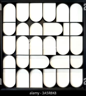 Nahaufnahme eines zufälligen geometrischen Musters mit runder Form aus lasergeschnittenem, schwarz lackiertem 3D-Sperrholz mit weißem Hintergrund. Nahtloser Hintergrundtext Stockfoto