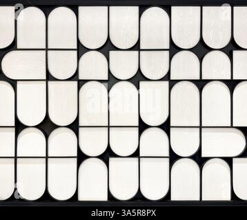 Nahaufnahme eines zufälligen geometrischen Musters mit runder Form aus lasergeschnittenem, schwarz lackiertem 3D-Sperrholz mit weißem Hintergrund. Nahtloser Hintergrund Stockfoto