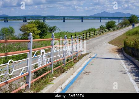 Muan County, Südkorea - 25. September 2020: Entlang des Yeongsan River verläuft ein eigener Radweg mit dekorativen Geländern mit Radfahren Stockfoto