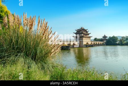 Siebzehn-Loch-Brücke (Double Dragon Bridge) im Jianshui County, China. Während der Qianlong-Periode der Qing-Dynastie wurden Bauarbeiten durchgeführt Stockfoto